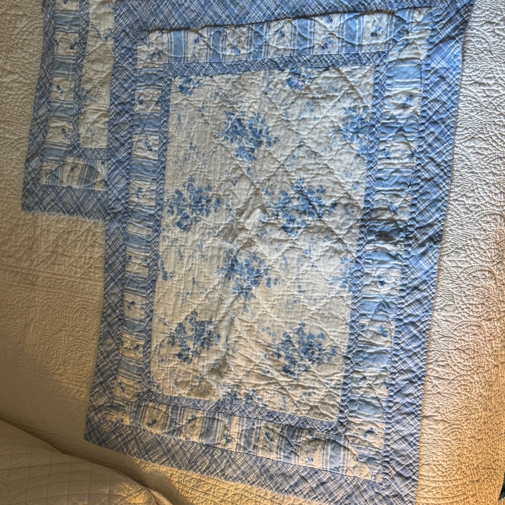 Classic Blue & White Floral Quilt - Home Bedding
